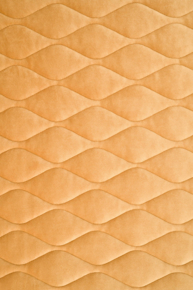 Varm honninggul magic velvet 3D – quiltet velour med bladmønster, metervare til erhverv (billede 2 af 8)