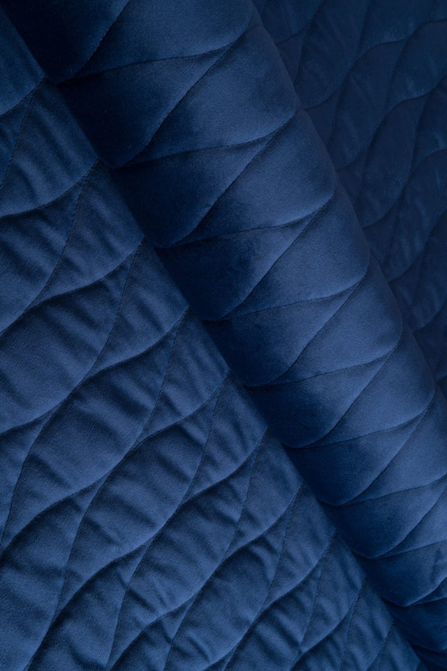 Klassisk marineblå magic velvet 3D – quiltet velour med bølgemønster, metervare til erhverv (billede 1 af 8)