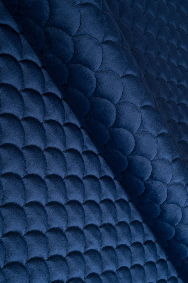 Klassisk marineblå magic velvet 3D – quiltet velour med skælmønster, metervare til erhverv (billede 1 af 8)