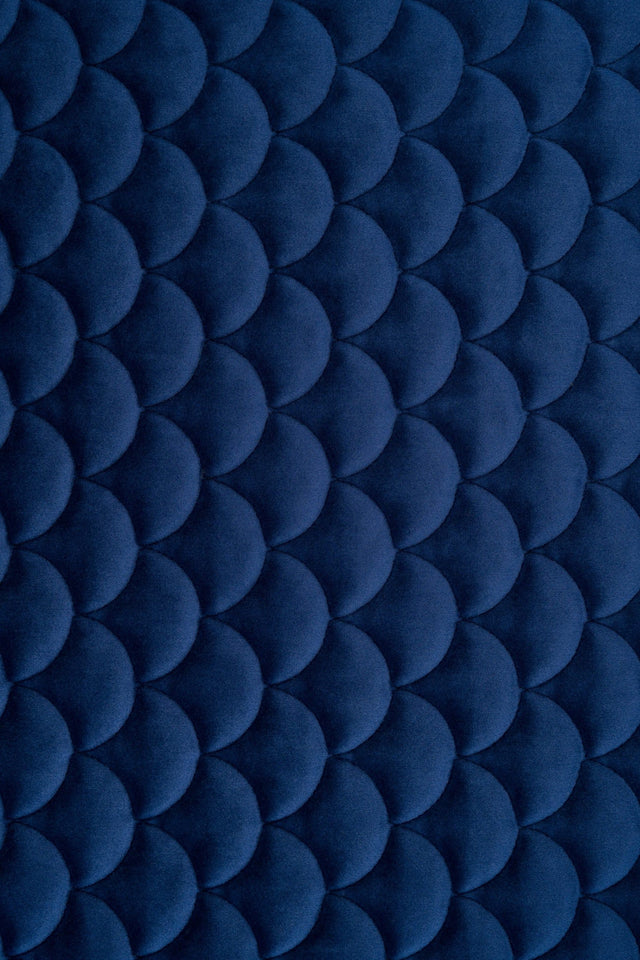 Klassisk marineblå magic velvet 3D – quiltet velour med skælmønster, metervare til erhverv (billede 2 af 8)
