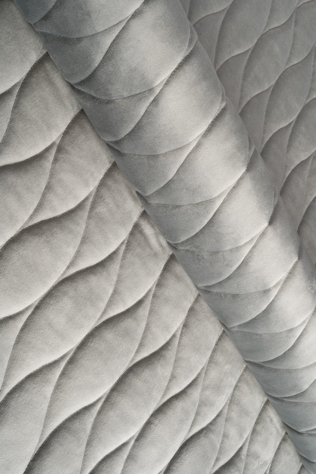 Rolig stengrå magic velvet 3D – quiltet velour med bølgemønster, metervare til erhverv (billede 1 af 8)