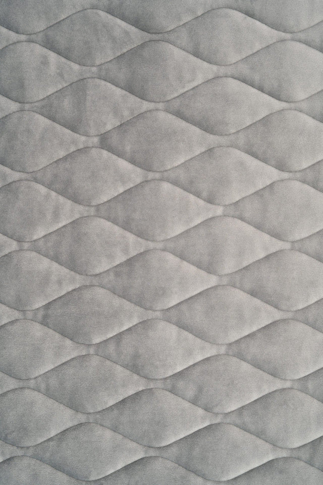 Rolig stengrå magic velvet 3D – quiltet velour med bladmønster, metervare til erhverv (billede 2 af 8)