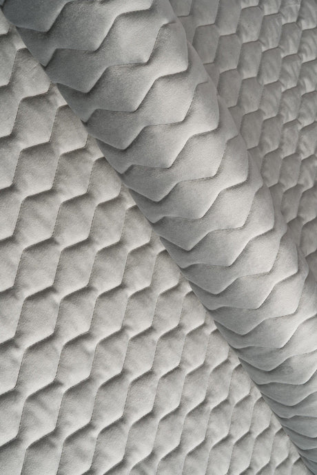 Rolig stengrå magic velvet 3D – quiltet velour med zigzagmønster, metervare til erhverv (billede 1 af 8)