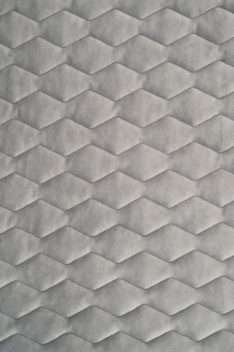 Rolig stengrå magic velvet 3D – quiltet velour med zigzagmønster, metervare til erhverv (billede 2 af 8)