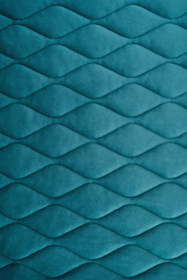 Dyb laguneturkis magic velvet 3D – quiltet velour med bladmønster, metervare til erhverv (billede 2 af 8)