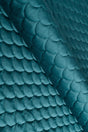 Dyb laguneturkis magic velvet 3D – quiltet velour med skælmønster, metervare til erhverv (billede 1 af 8)