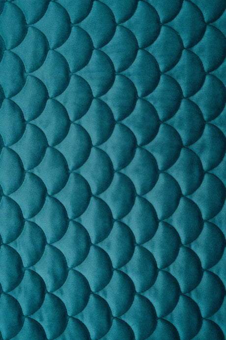 Dyb laguneturkis magic velvet 3D – quiltet velour med skælmønster, metervare til erhverv (billede 2 af 8)