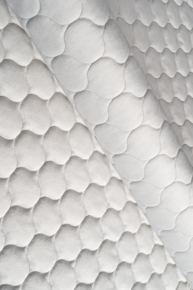 Klar snehvid magic velvet 3D – quiltet velour med dråbemønster, metervare til erhverv (billede 1 af 8)