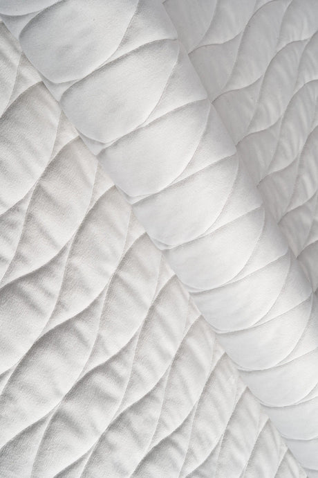 Klar snehvid magic velvet 3D – quiltet velour med bølgemønster, metervare til erhverv (billede 1 af 8)