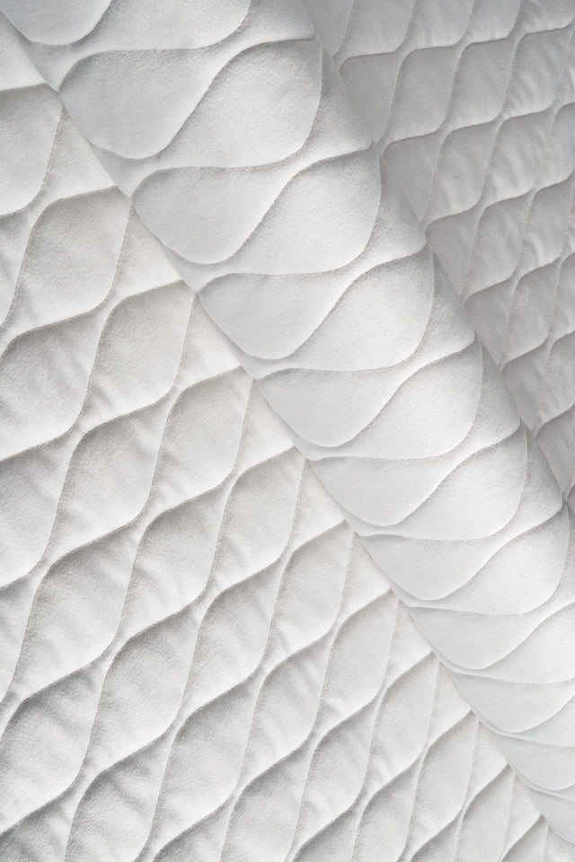 Klar snehvid magic velvet 3D – quiltet velour med bladmønster, metervare til erhverv (billede 1 af 8)