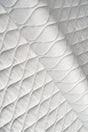 Klar snehvid magic velvet 3D – quiltet velour med bladmønster, metervare til erhverv (billede 1 af 8)