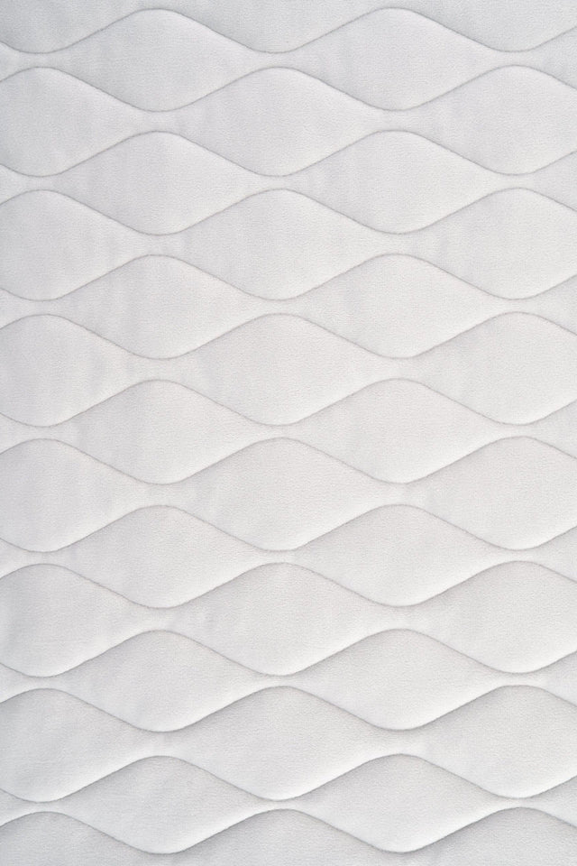 Klar snehvid magic velvet 3D – quiltet velour med bladmønster, metervare til erhverv (billede 2 af 8)