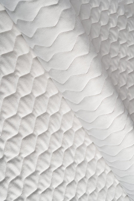 Klar snehvid magic velvet 3D – quiltet velour med zigzagmønster, metervare til erhverv (billede 1 af 8)