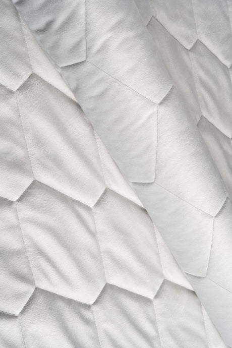 Klar snehvid magic velvet 3D – quiltet velour med sekskantmønster, metervare til erhverv (billede 1 af 8)