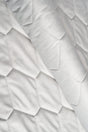 Klar snehvid magic velvet 3D – quiltet velour med sekskantmønster, metervare til erhverv (billede 1 af 8)