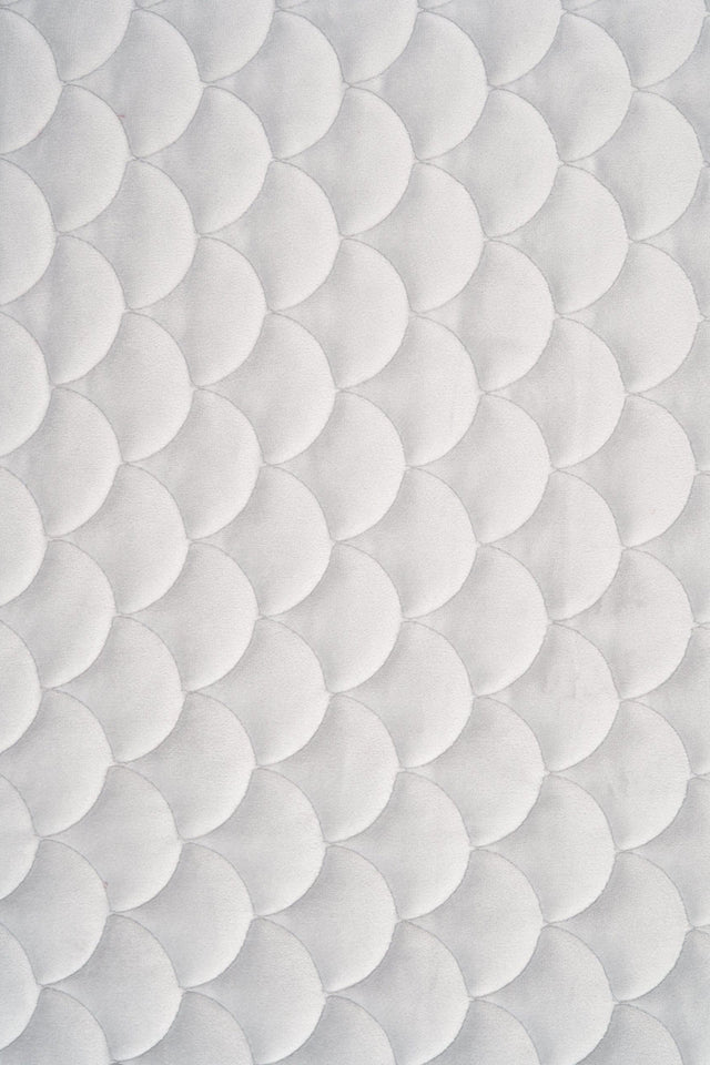 Klar snehvid magic velvet 3D – quiltet velour med skælmønster, metervare til erhverv (billede 2 af 8)