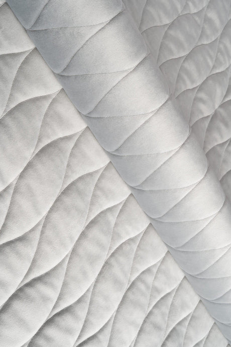 Lys sølvgrå magic velvet 3D – quiltet velour med bølgemønster, metervare til erhverv (billede 1 af 8)