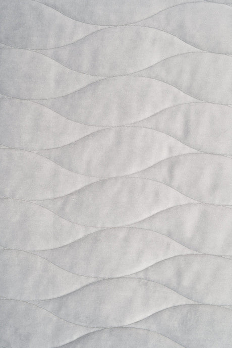 Lys sølvgrå magic velvet 3D – quiltet velour med bølgemønster, metervare til erhverv (billede 2 af 8)