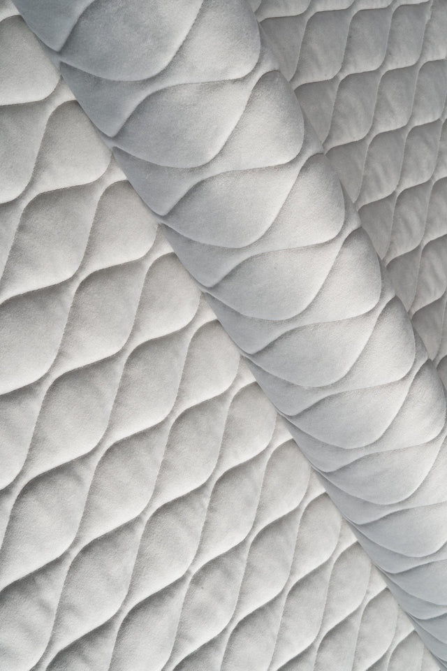 Lys sølvgrå magic velvet 3D – quiltet velour med bladmønster, metervare til erhverv (billede 1 af 8)