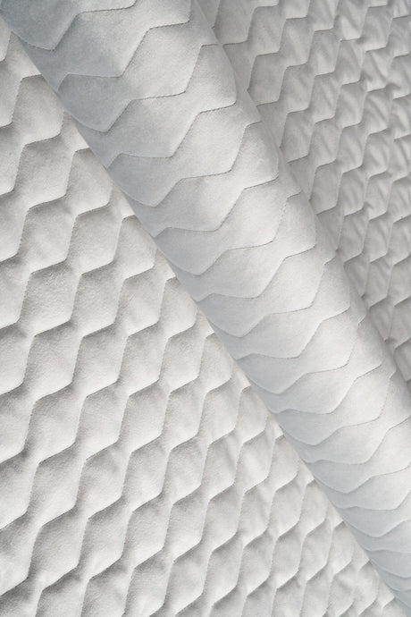 Lys sølvgrå magic velvet 3D – quiltet velour med zigzagmønster, metervare til erhverv (billede 1 af 8)
