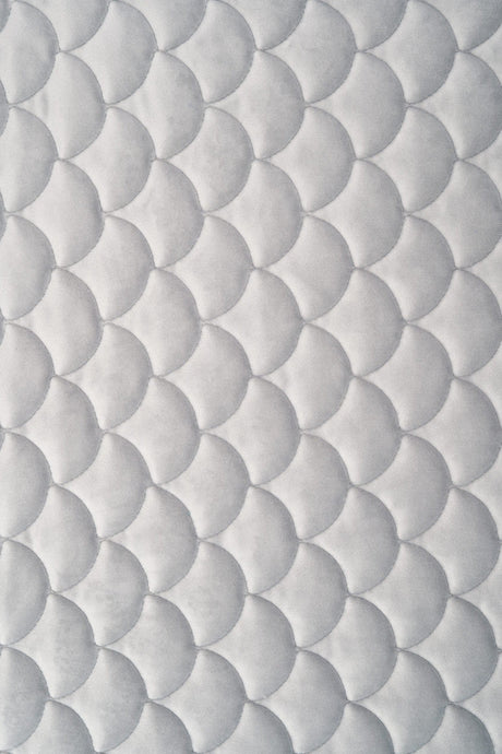 Lys sølvgrå magic velvet 3D – quiltet velour med skælmønster, metervare til erhverv (billede 2 af 8)