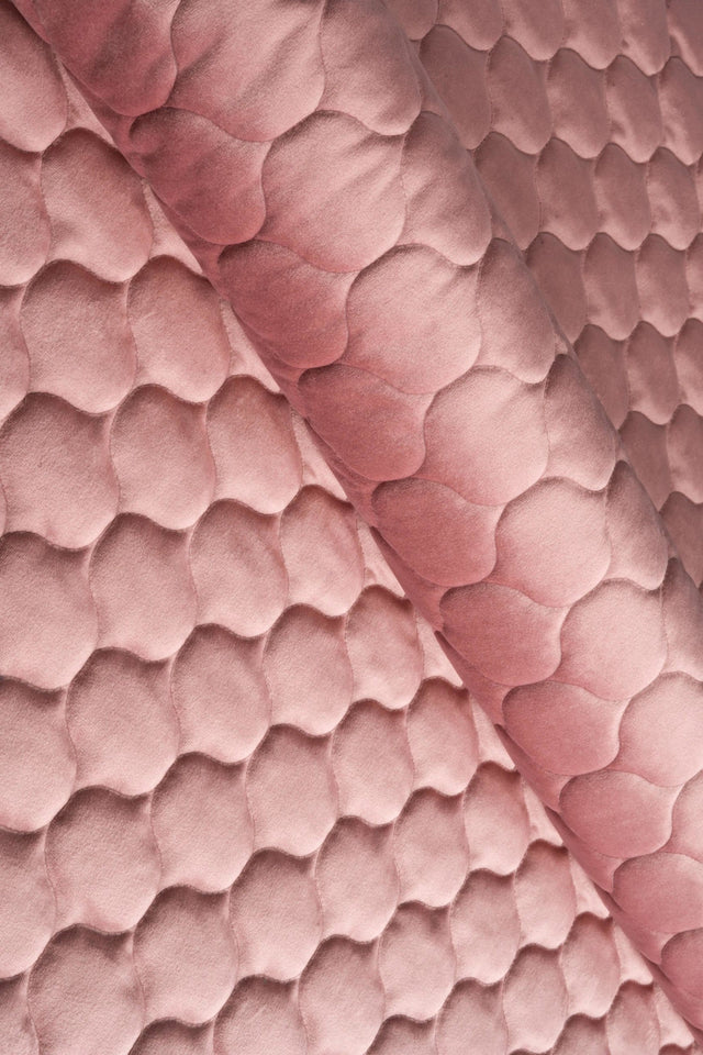 Støvet gammelrosa magic velvet 3D – quiltet velour med dråbemønster, metervare til erhverv (billede 1 af 8)