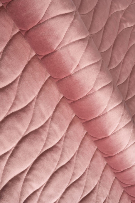 Støvet gammelrosa magic velvet 3D – quiltet velour med bølgemønster, metervare til erhverv (billede 1 af 8)