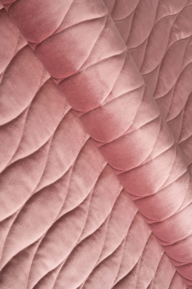 Støvet gammelrosa magic velvet 3D – quiltet velour med bølgemønster, metervare til erhverv (billede 1 af 8)