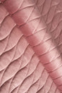 Støvet gammelrosa magic velvet 3D – quiltet velour med bølgemønster, metervare til erhverv (billede 1 af 8)