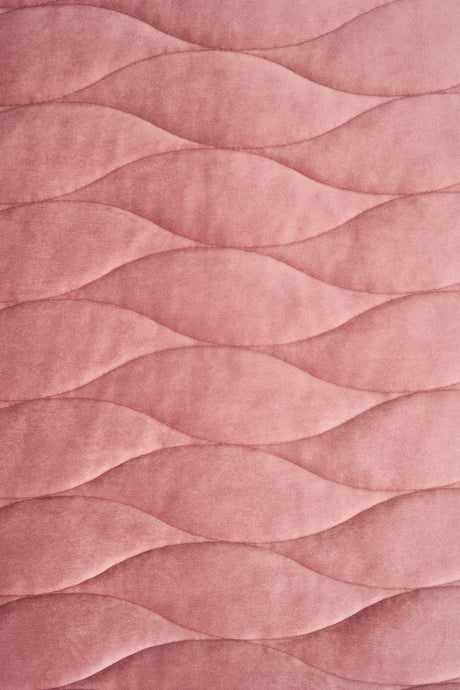 Støvet gammelrosa magic velvet 3D – quiltet velour med bølgemønster, metervare til erhverv (billede 2 af 8)