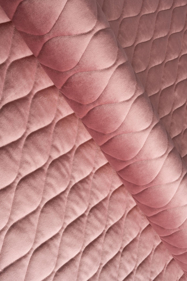 Støvet gammelrosa magic velvet 3D – quiltet velour med bladmønster, metervare til erhverv (billede 1 af 8)