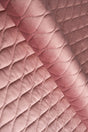 Støvet gammelrosa magic velvet 3D – quiltet velour med bladmønster, metervare til erhverv (billede 1 af 8)
