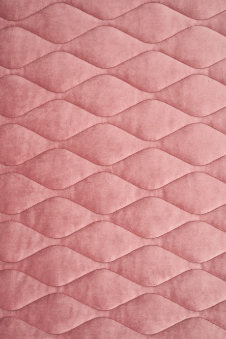 Støvet gammelrosa magic velvet 3D – quiltet velour med bladmønster, metervare til erhverv (billede 2 af 8)