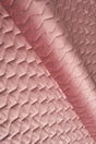 Støvet gammelrosa magic velvet 3D – quiltet velour med zigzagmønster, metervare til erhverv (billede 1 af 8)