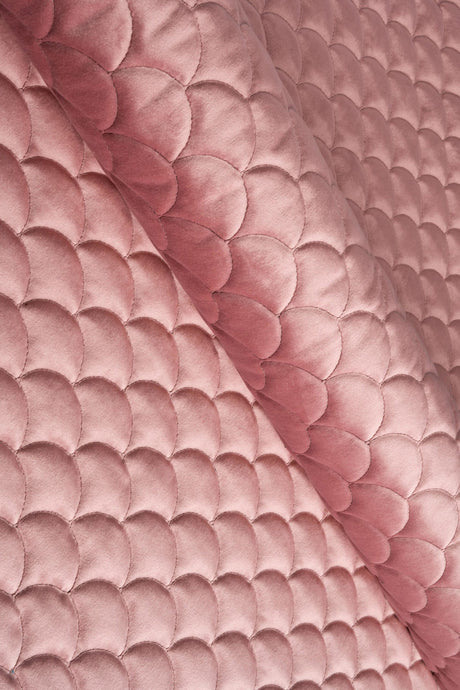 Støvet gammelrosa magic velvet 3D – quiltet velour med skælmønster, metervare til erhverv (billede 1 af 8)