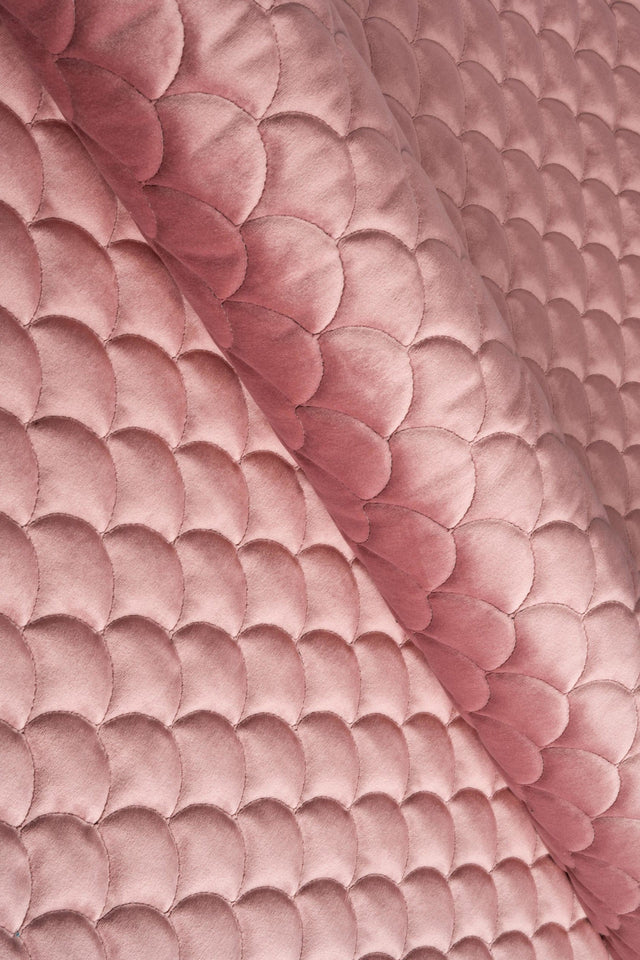 Støvet gammelrosa magic velvet 3D – quiltet velour med skælmønster, metervare til erhverv (billede 1 af 8)