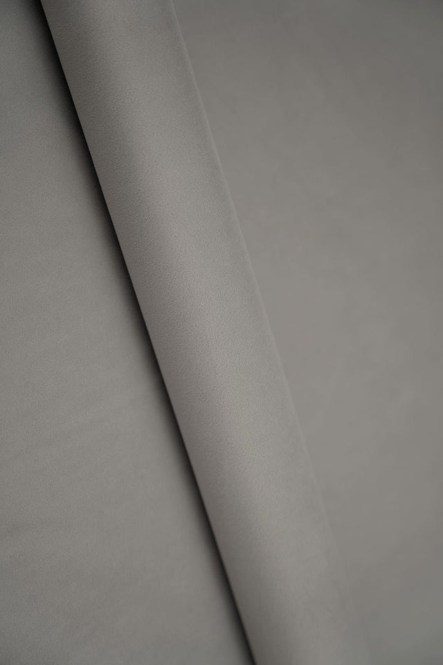 Neutral mellemgrå smart velvet møbelvelour – slidstærk & petproof, metervare til erhverv (billede 1 af 4)