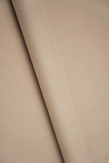 Blød nudebeige smart velvet møbelvelour – slidstærk & petproof, metervare til erhverv (billede 1 af 4)