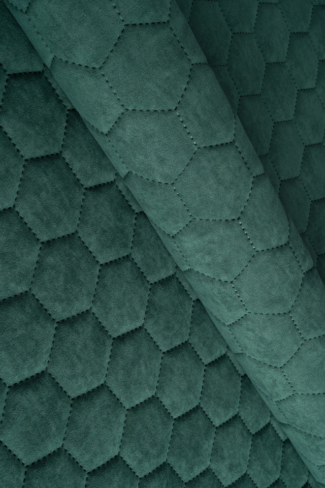 Dæmpet grangrøn Uttario velvet 3D – quiltet velour med sekskantmønster, metervare til erhverv (billede 1 af 3)
