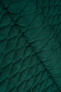 Dæmpet grangrøn Uttario velvet 3D – quiltet velour med bladmønster, metervare til erhverv (billede 1 af 3)