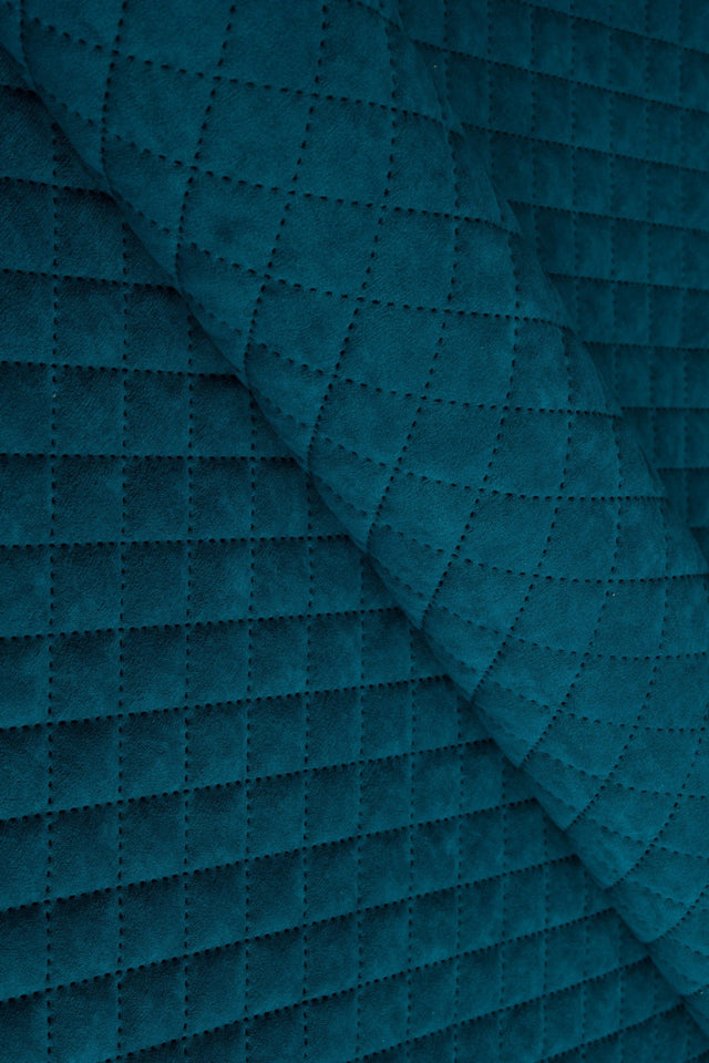 Mørk fjordblå Uttario velvet 3D – quiltet velour med rudemønster, metervare til erhverv (billede 1 af 3)