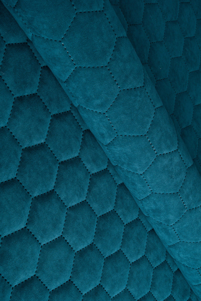 Mørk fjordblå Uttario velvet 3D – quiltet velour med sekskantmønster, metervare til erhverv (billede 1 af 3)