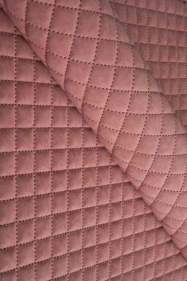 Blød koralrosa Uttario velvet 3D – quiltet velour med rudemønster, metervare til erhverv (billede 1 af 3)