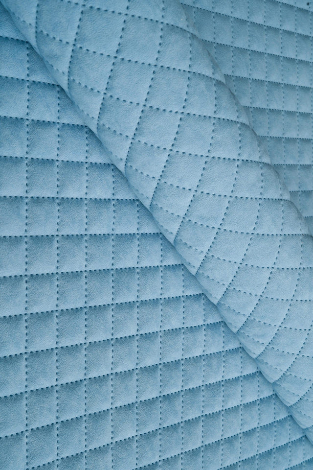 Lys himmelblå Uttario velvet 3D – quiltet velour med rudemønster, metervare til erhverv (billede 1 af 3)