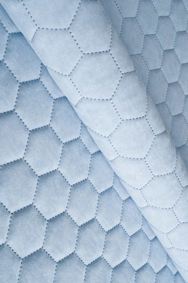 Lys himmelblå Uttario velvet 3D – quiltet velour med sekskantmønster, metervare til erhverv (billede 1 af 3)