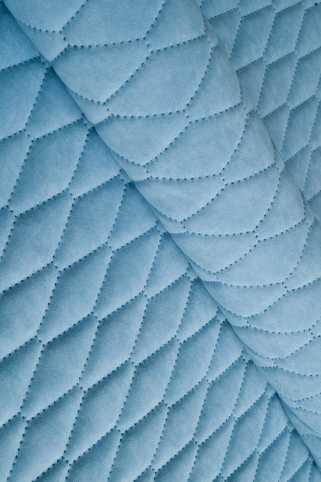 Lys himmelblå Uttario velvet 3D – quiltet velour med bladmønster, metervare til erhverv (billede 1 af 3)