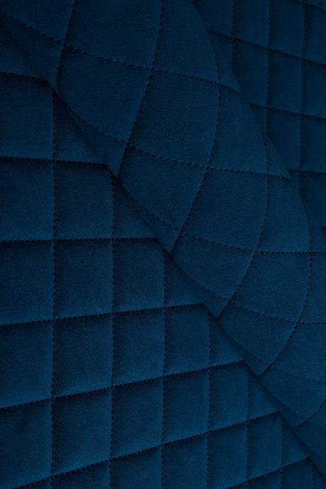 Mørk safirblå Uttario velvet 3D – quiltet velour med viftemønster, metervare til erhverv (billede 1 af 3)