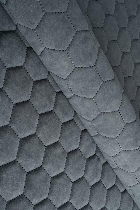 Mørk stormgrå Uttario velvet 3D – quiltet velour med sekskantmønster, metervare til erhverv (billede 1 af 3)