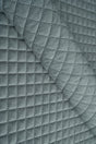 Lys tågegrå Uttario velvet 3D – quiltet velour med rudemønster, metervare til erhverv (billede 1 af 3)