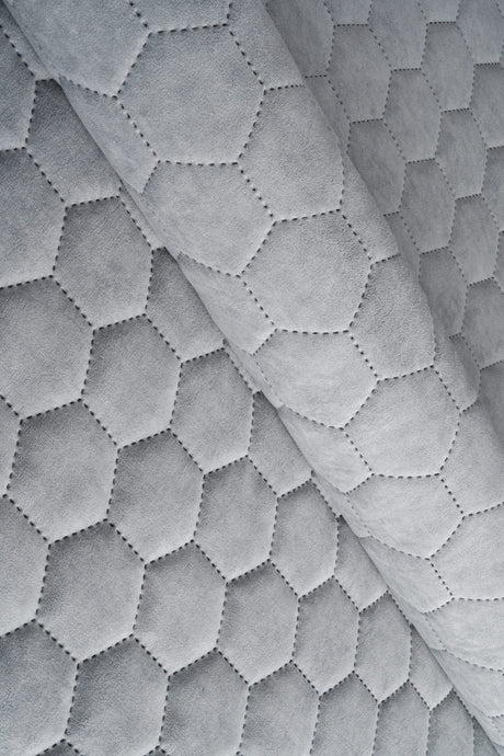 Lys tågegrå Uttario velvet 3D – quiltet velour med sekskantmønster, metervare til erhverv (billede 1 af 3)